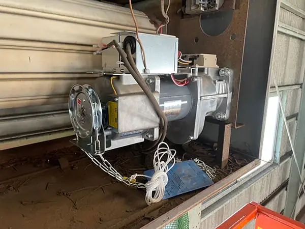 経年劣化で錆びついたシャッター開閉機
