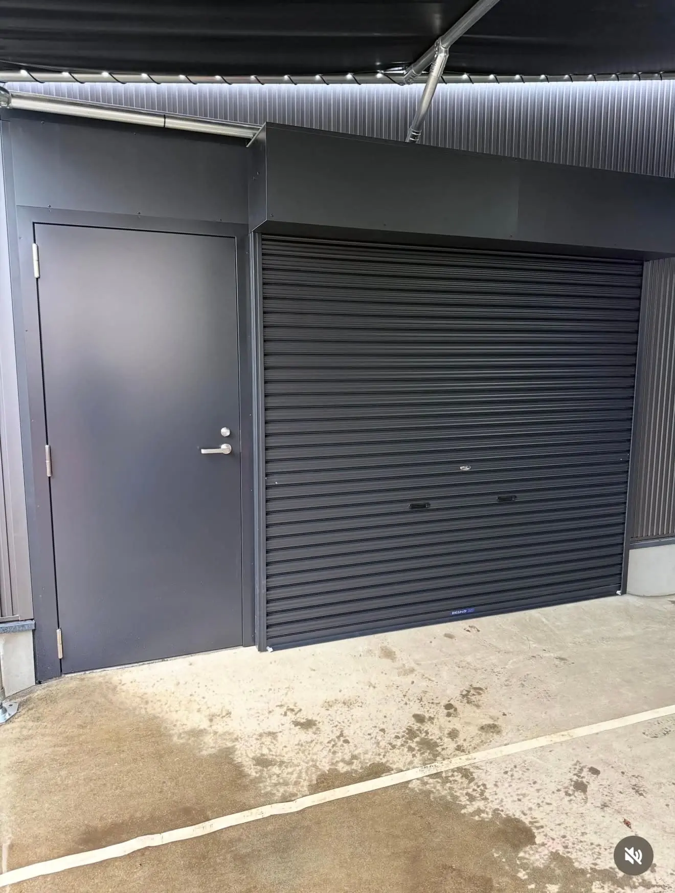 施工済みの黒いシャッター