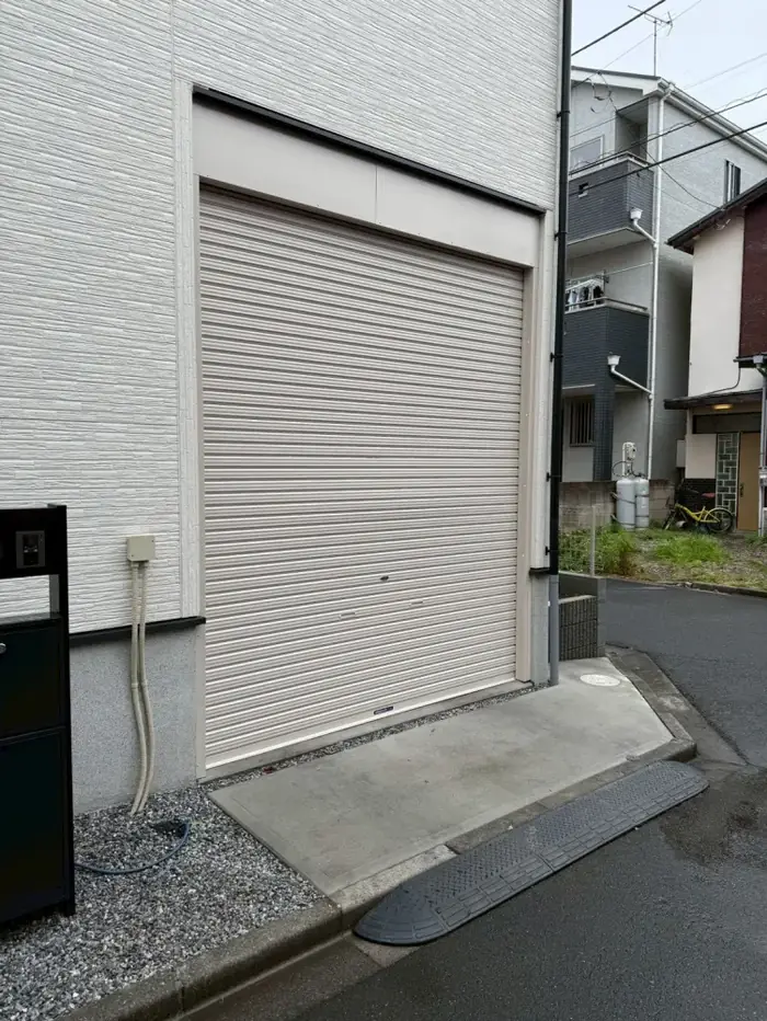 軽量シャッターを新規取付したガレージ開口部