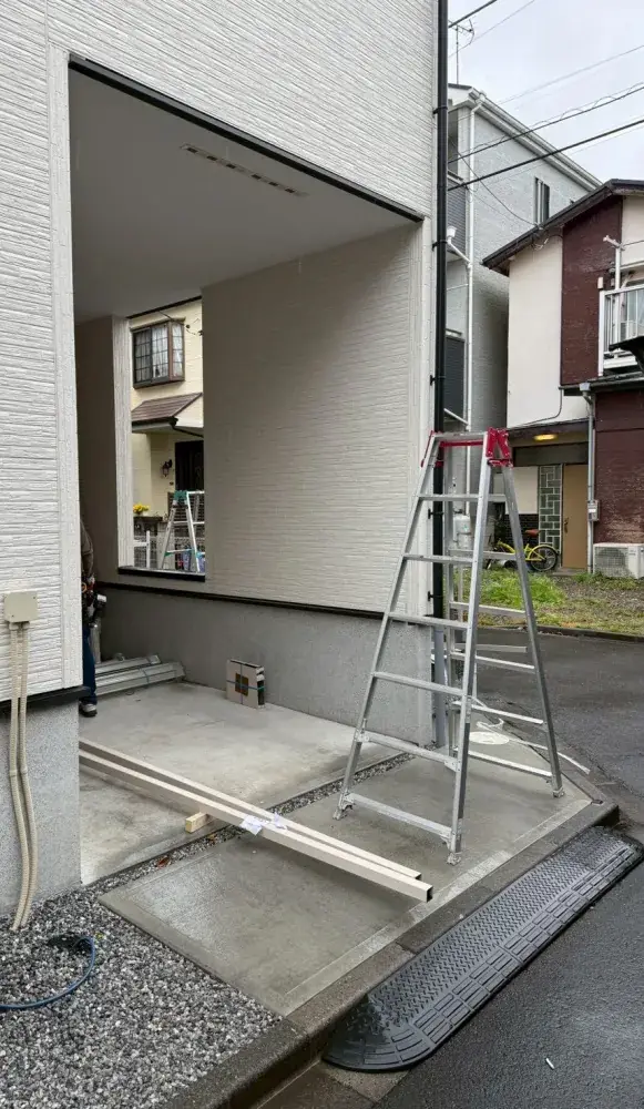 シャッター取付前のガレージ開口部
