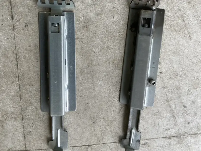 新しいラッチと取り外したラッチの比較