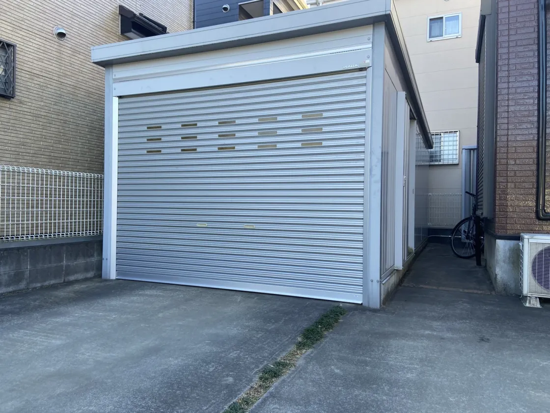 スラットを部分交換した自宅車庫のシャッター（施工後）