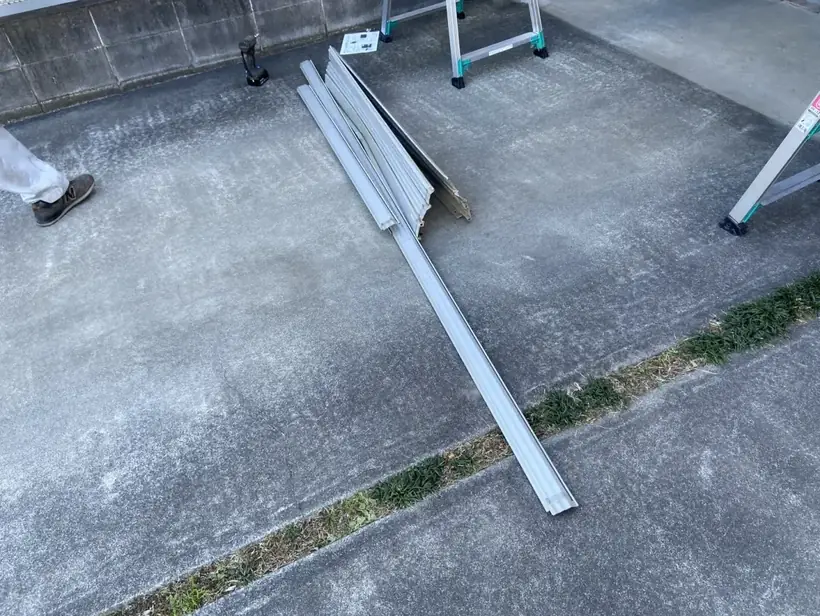 解体して取り外したシャッターのスラット