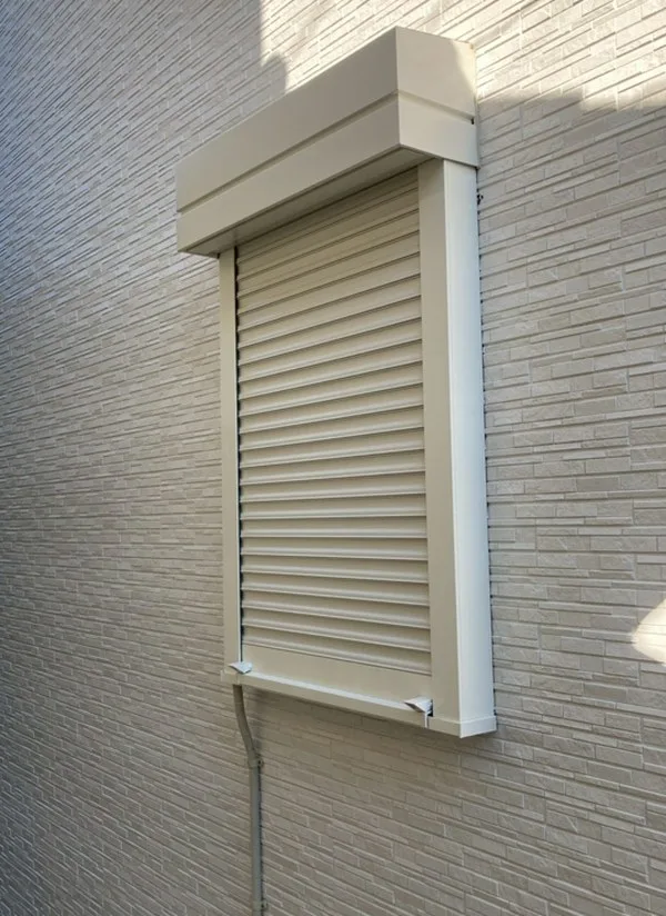 施工後：新しく取り付けた電動窓シャッター