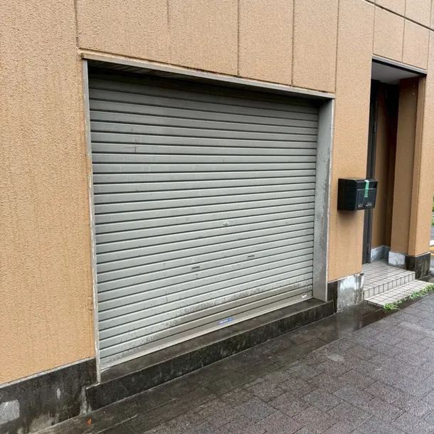 施工前：手動の車庫シャッター