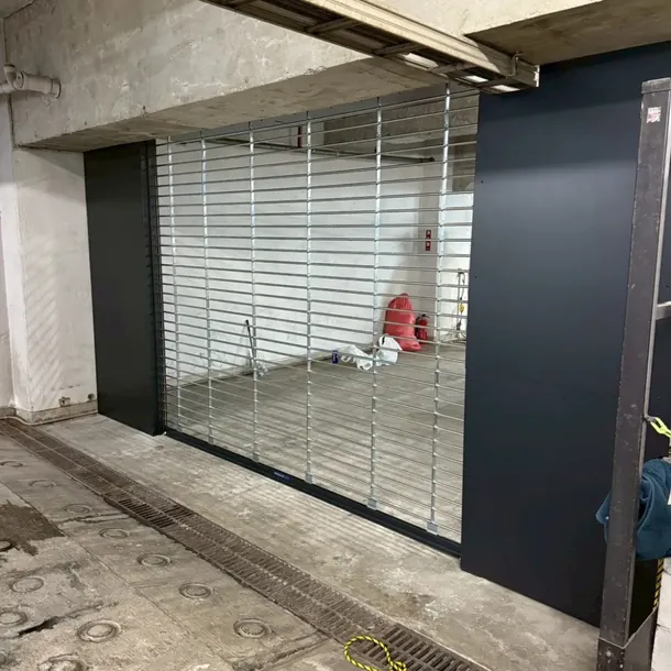 施工後：新設した電動グリルシャッター